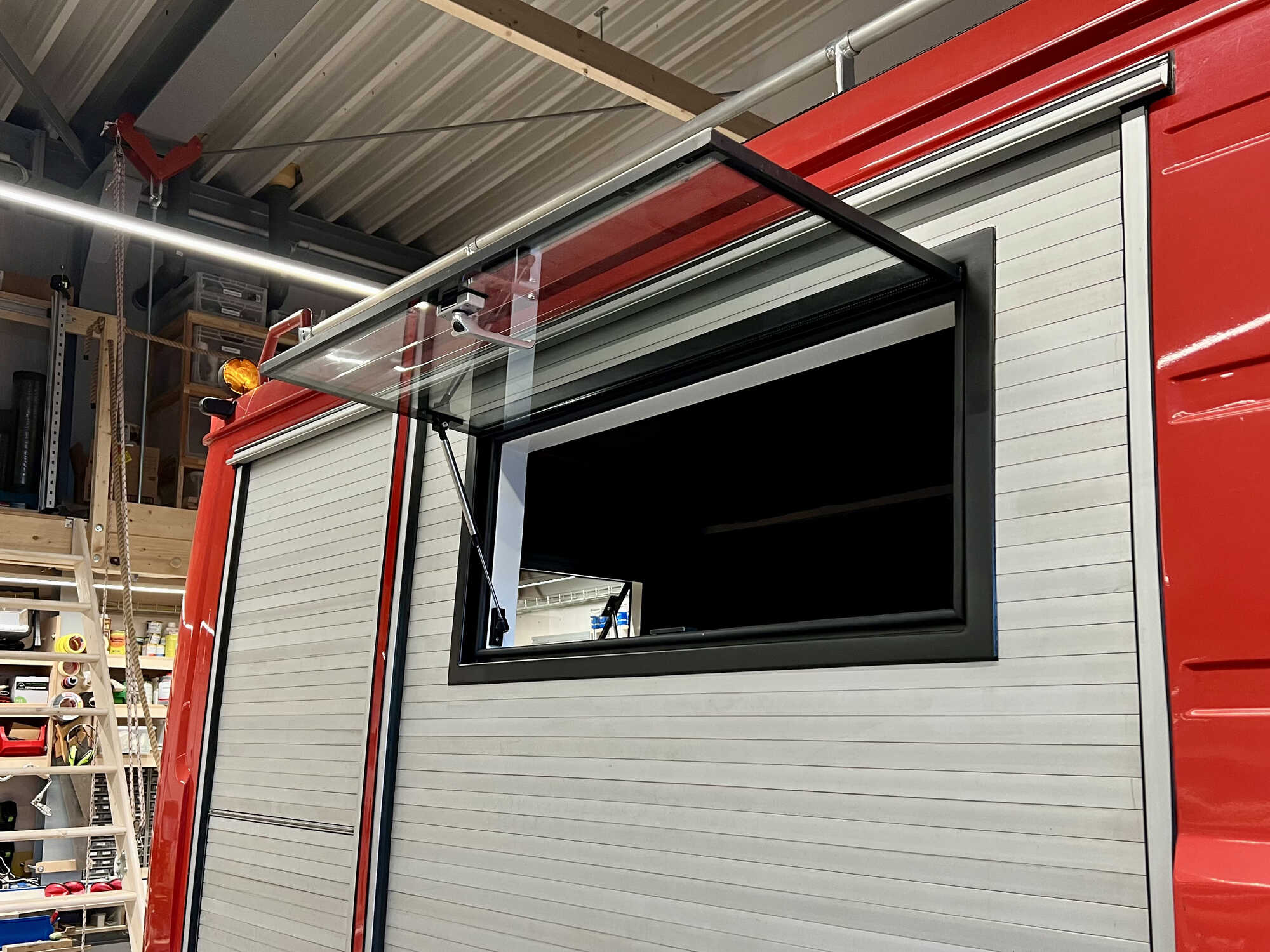 Echtglasfenster von Outbound im Mercedes T2 Feuerwehr Camper
